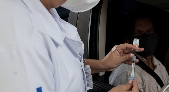 Idosos de 60 e 64 anos serão vacinados contra a covid-19 entre abril e maio